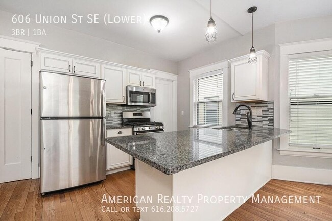 Building Photo - 606 Union Ave NE