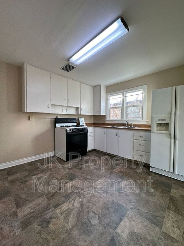 Building Photo - 1012 7th Ave S