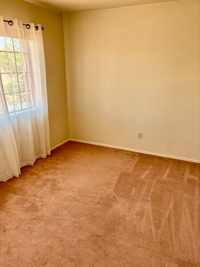 Building Photo - Beautiful 3-Bedroom, 2-Story Home – Great ...