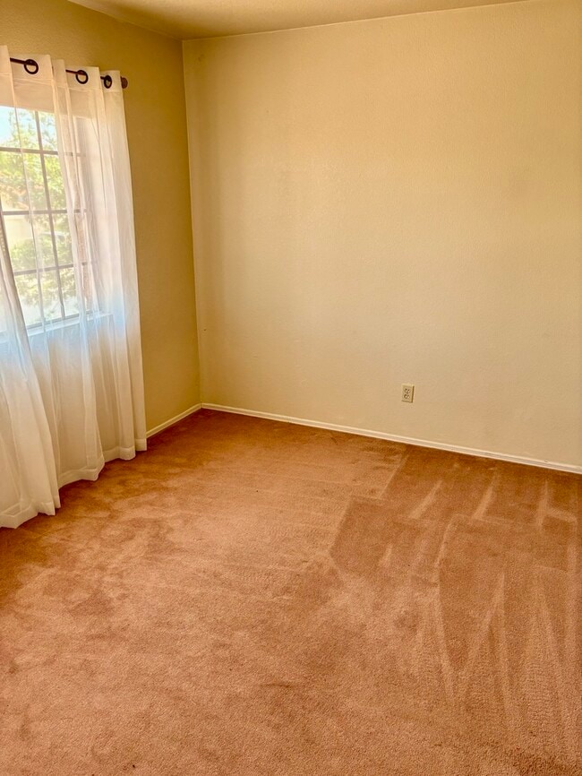 Building Photo - Charming house with 3 beds and 2 bath is n...