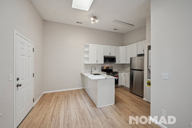 Building Photo - Charming 1BR Condo in Denver