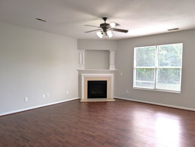Building Photo - Pristine home located in the Pinebrook Com...
