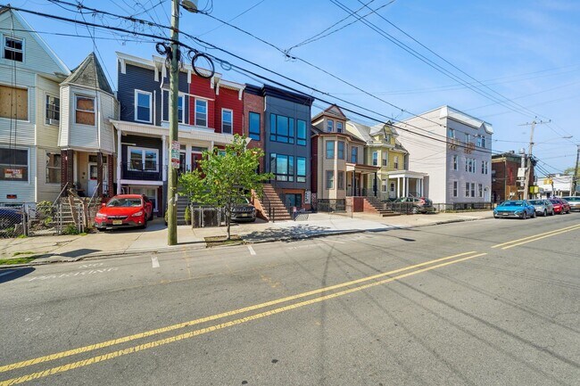 Building Photo - 169 Bowers St