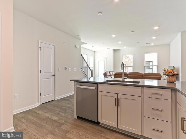 Building Photo - 1001 Greenwich Dr