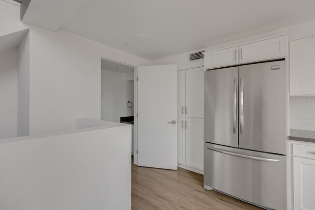 Building Photo - 5455 Inglewood Blvd