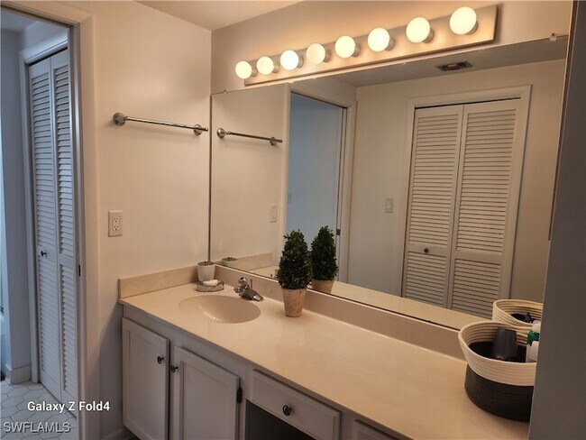 Building Photo - 805 River Point Dr