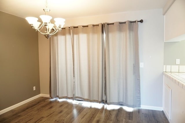 Building Photo - Spacious Townhome, Fireplace, Beautiful Fl...