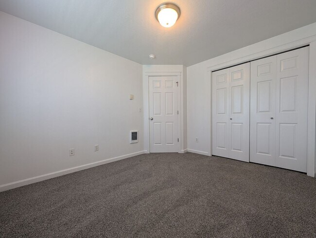 Building Photo - Nice 3 bed/1.5 bath duplex with fenced-in yard and 1 car garage
