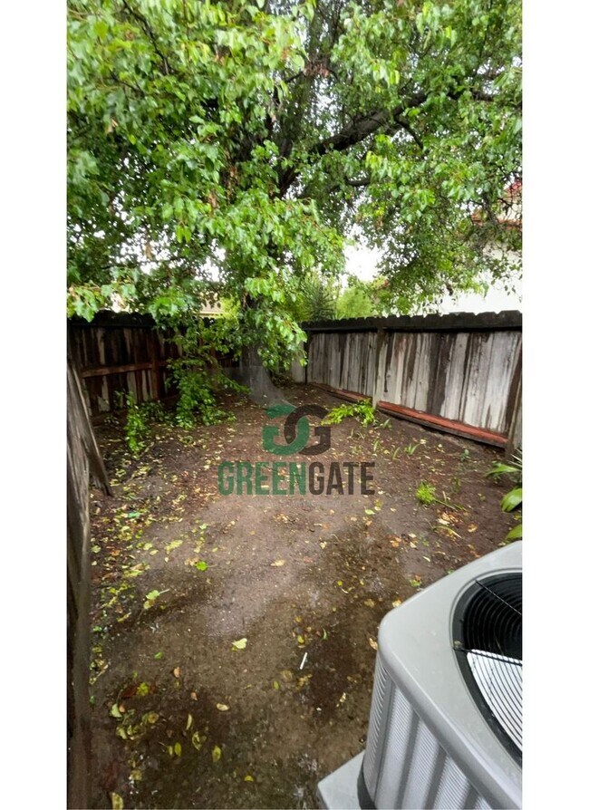 Building Photo - 3517 Woodglen Dr