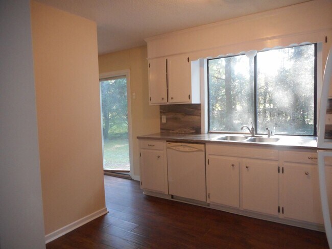 Building Photo - 3-bedroom, 2-bath Brick Home