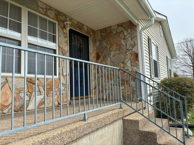 Building Photo - **NEW PRICE**   **New Paint**   **New Carpet**  Ready for YOU!!