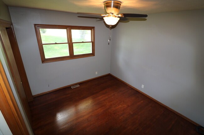 Building Photo - 1409 Thomas Dr