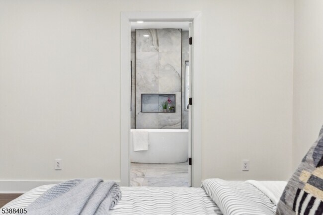 Building Photo - 648 E Broad St