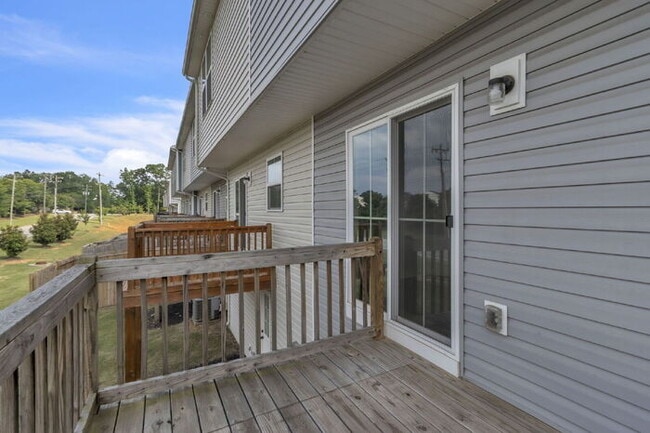 Building Photo - Modern 3BR Townhome with Bonus Room Near F...