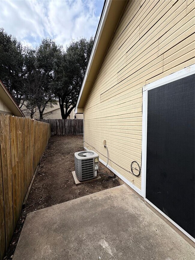 Building Photo - 12814 Hymeadow Dr