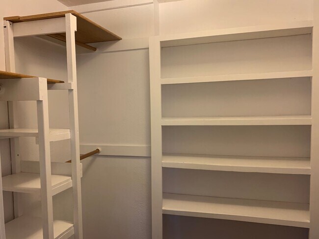 Building Photo - Newly Updated 2 Bed. 2 Bath Home on Fenced...