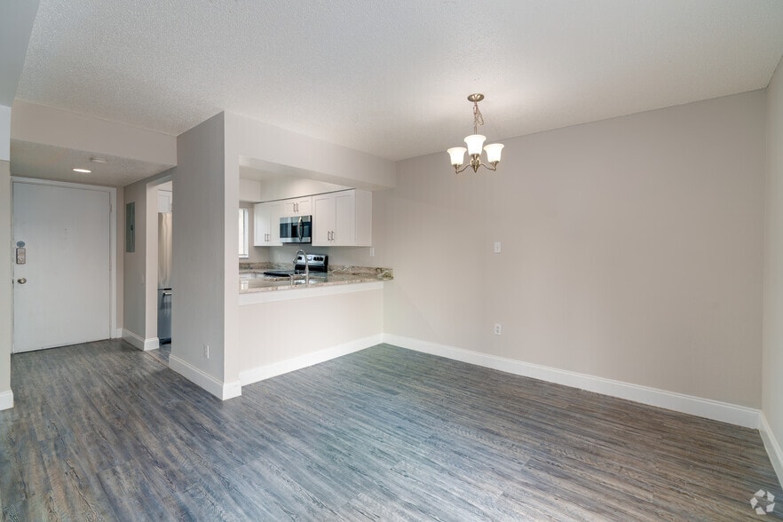 B3 - 2BR, 2BA - 1085SF - Dining Room - Winter Park Woods Apartments