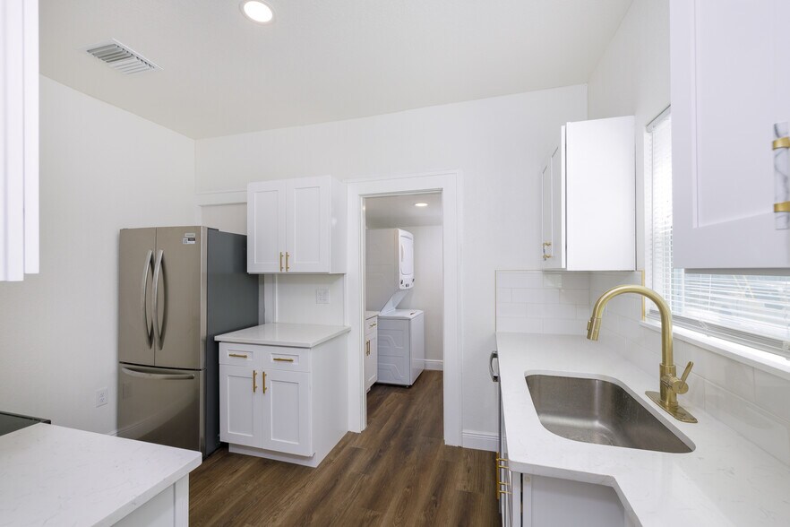 Building Photo - 644 6th Ave N