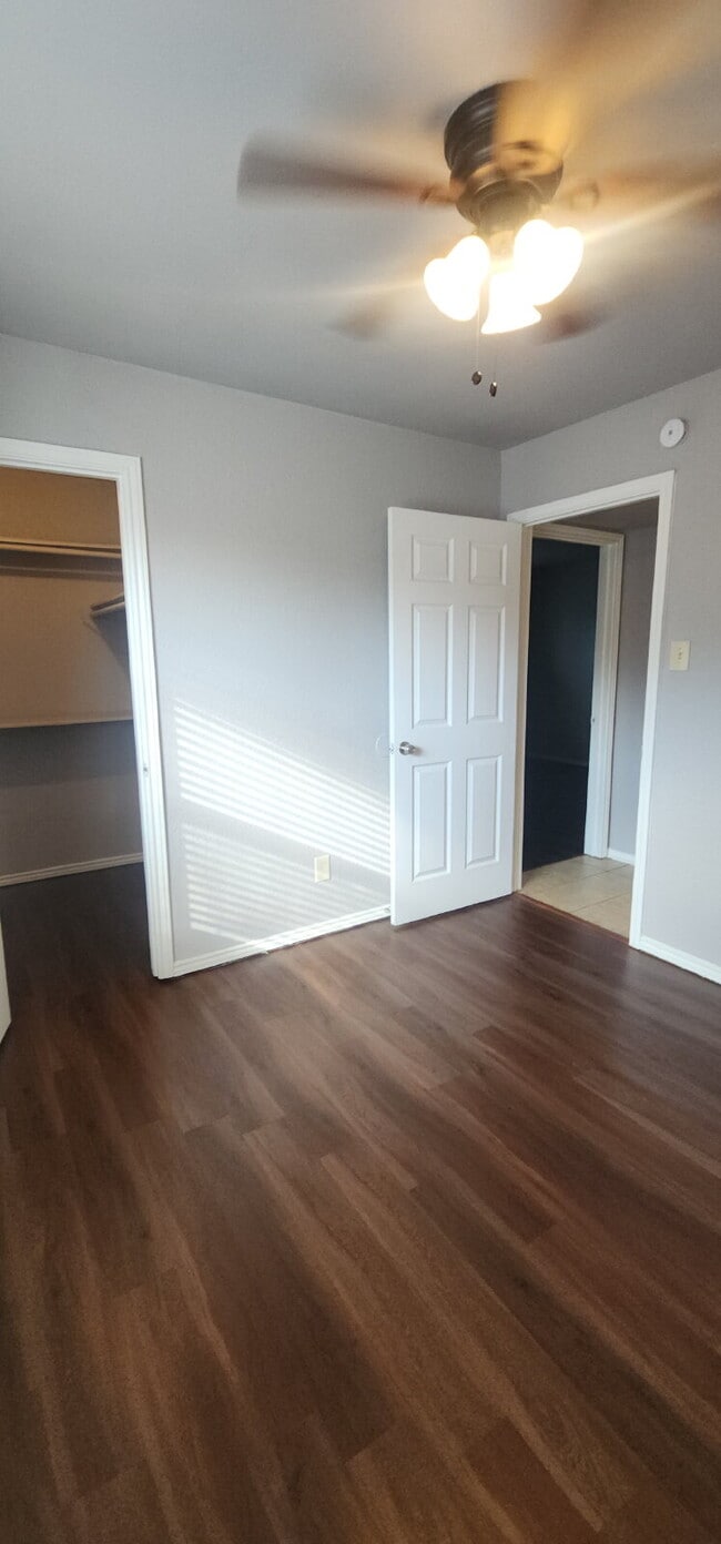 Building Photo - Charming 2 Bed/ 1 Bath Duplex with a Garag...