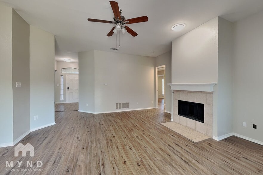 Building Photo - 2526 Sunset Dr