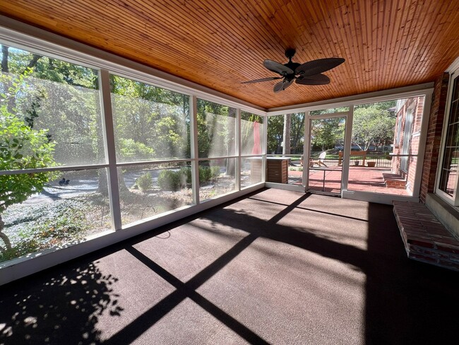 Building Photo - 1685 Lochcrest Dr