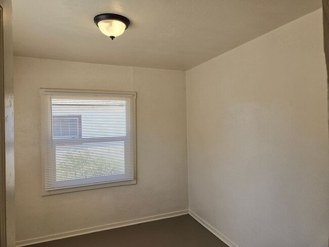 Building Photo - 1121 Kenwood Ave