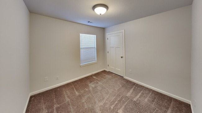 Building Photo - A Very Nice 4 Bedroom 2 Bath Home Yukon Schools