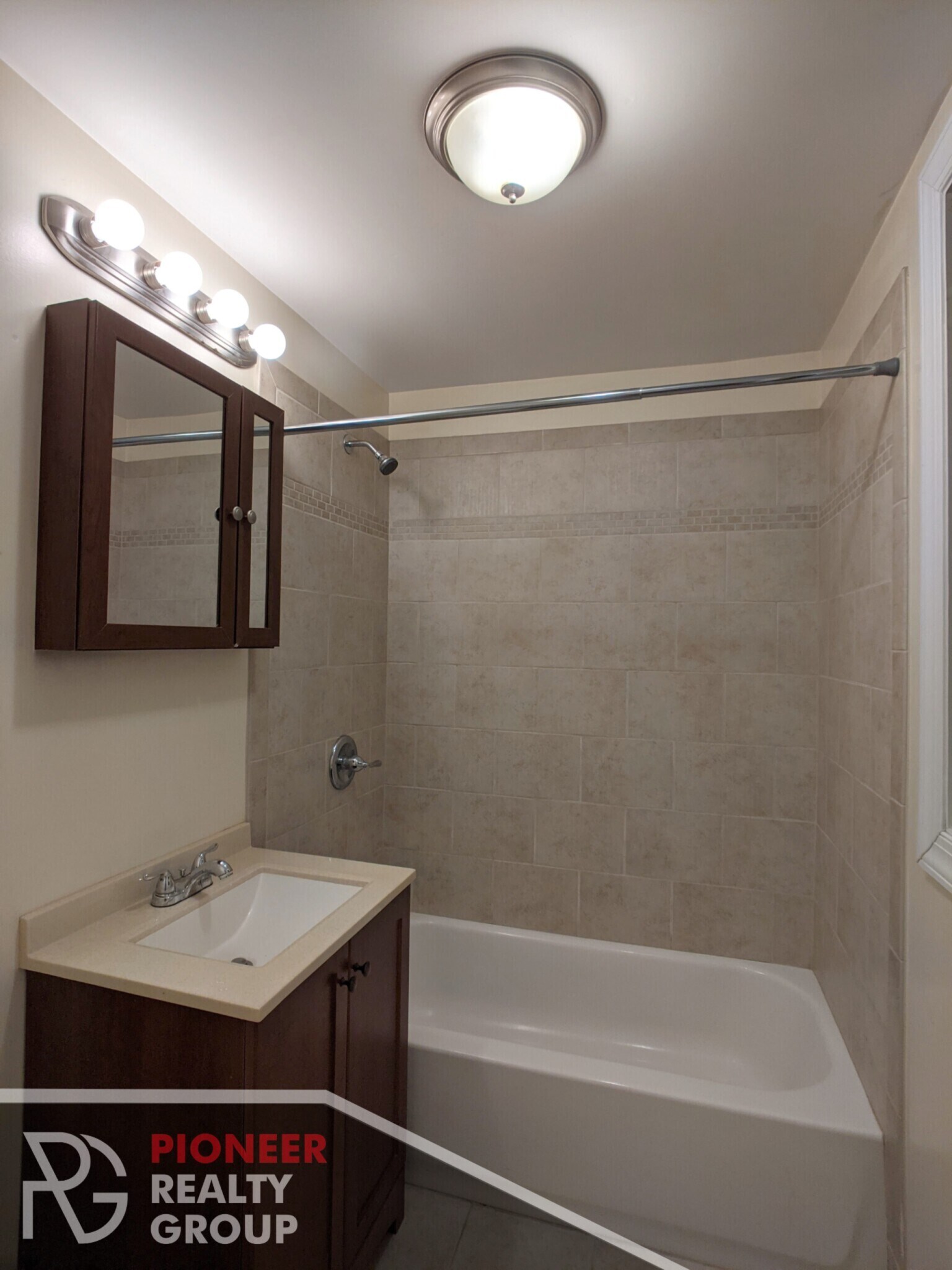 Building Photo - 1129 W Oakdale Ave