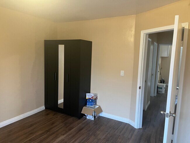 Building Photo - 1423 W 106th St