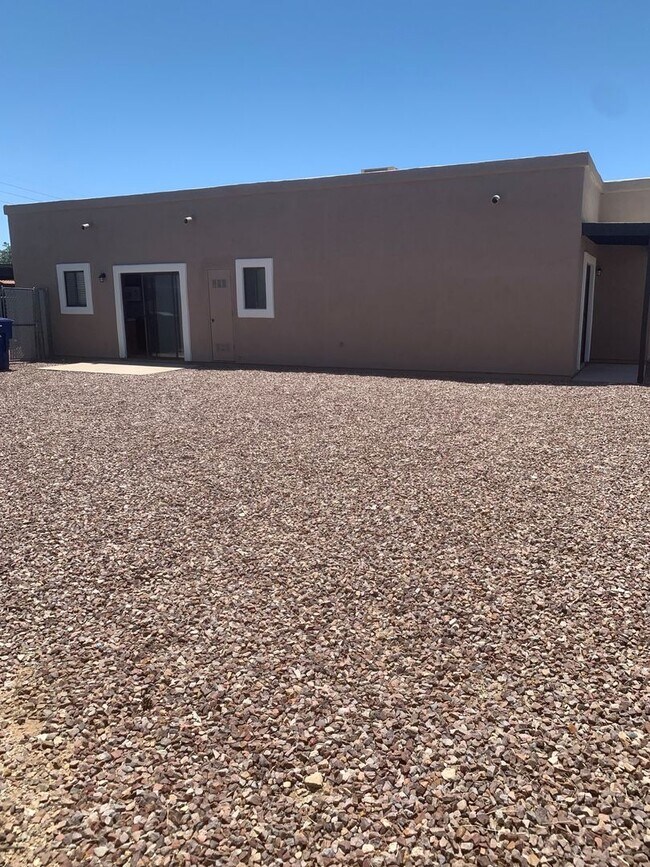 Building Photo - 9115 E Esperanza Dr