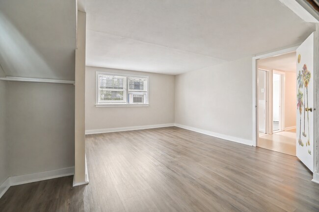 Building Photo - 6-Bedroom Rental Near TCNJ | Spacious Layout, Parking, Yard & Deck