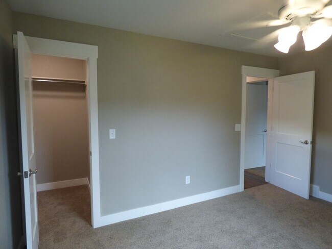 Building Photo - Merry Christmas!  This home is available now, with December rent free!