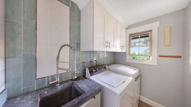 Building Photo - 3 Bed 2.5 Bath - Exceptional Condition - P...
