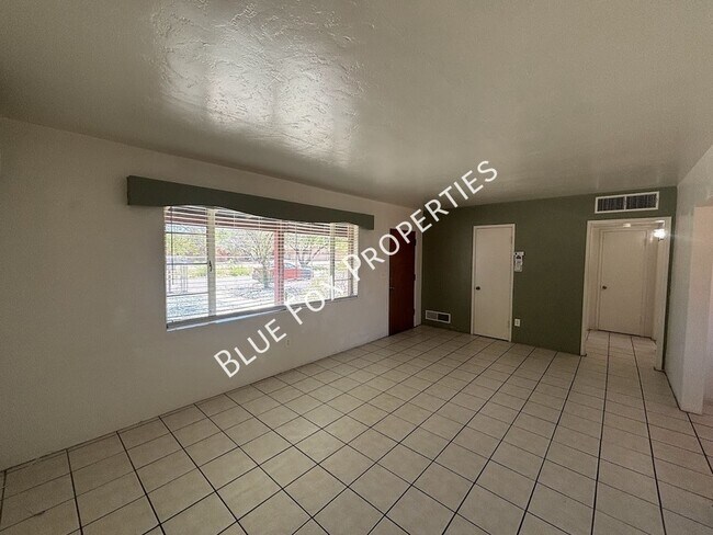 Building Photo - 949 N Montezuma Ave