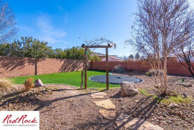 Building Photo - Spacious 3 Bedroom Single-Level Home in Bl...