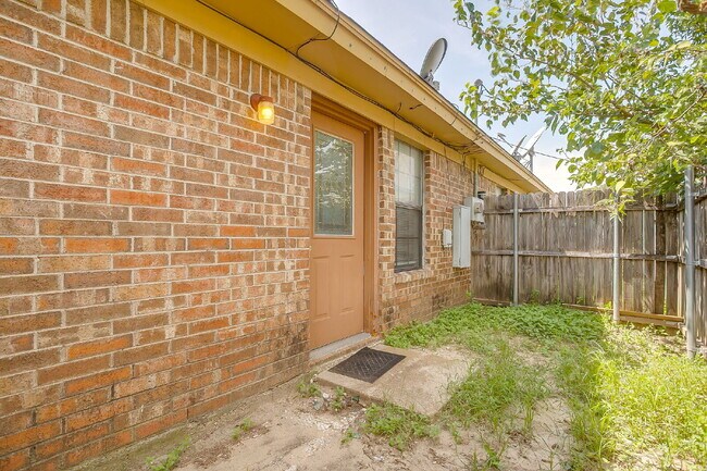 Building Photo - Charming 2-Bedroom Duplex Retreat on White...