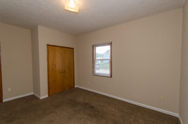 Building Photo - 4 bedroom, 1 bath home: Available July 2026!