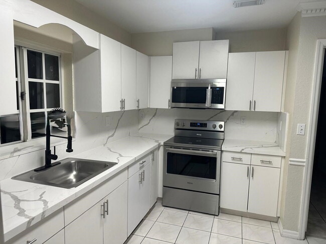 Building Photo - 7640 NW 182nd Terrace