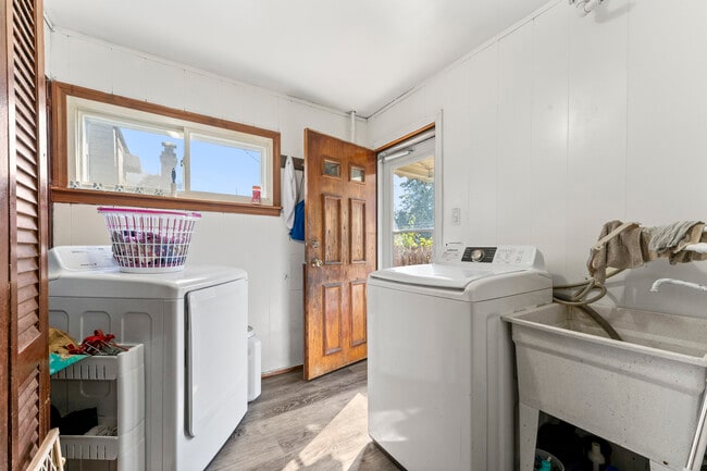 Building Photo - 253 E Grand Ave