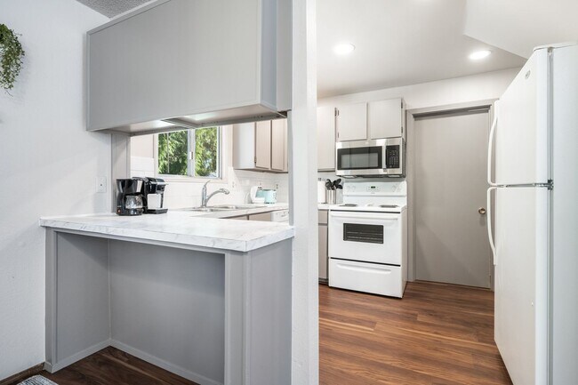 Building Photo - Westside 2BD Duplex