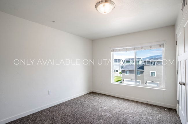 Building Photo - 722 E 500 S