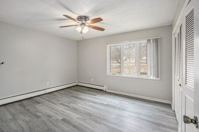 Building Photo - $1250 /2-bedr/1.5 bath town house duplex; tenant pays only electric (Kalamazoo)