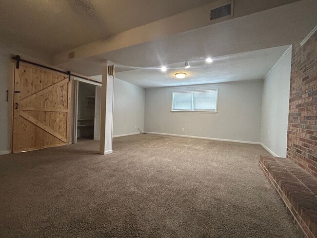 Building Photo - Large 4 bedroom 3 bathroom house in the he...