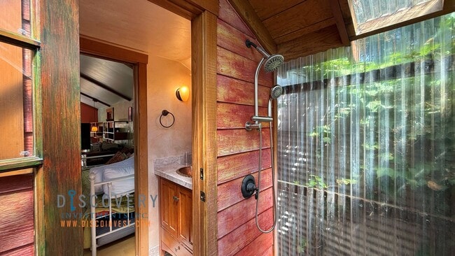 Building Photo - Charming Cabin Cottage Loft with Rustic Wa...