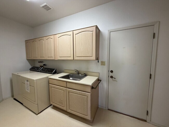 Building Photo - 2 Bedroom Home Available on Cul-De-Sac with Bosque Trail Access in Rivers Edge Rio Rancho!