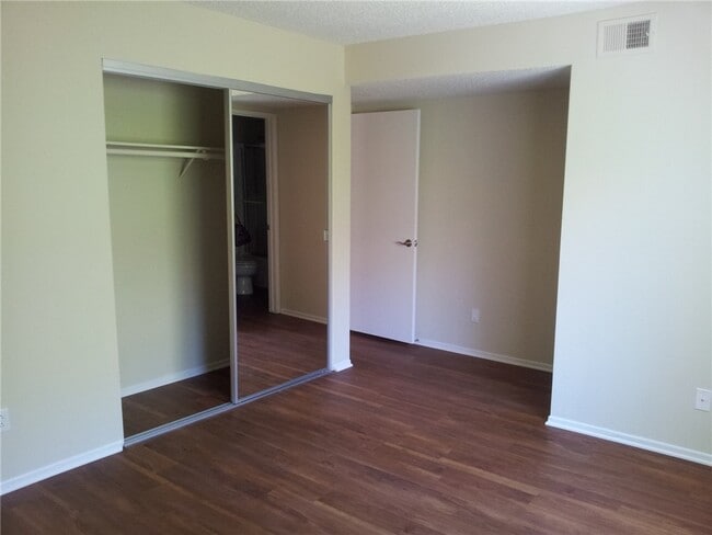 Building Photo - 987 E Del Mar Blvd