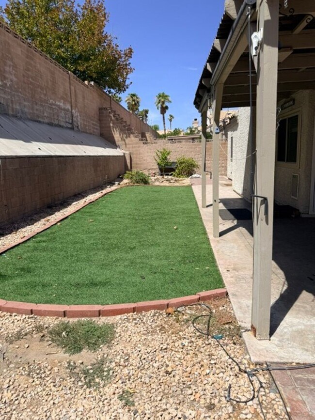 Building Photo - 875 E Serpentina Ave