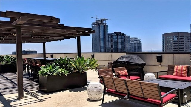 Building Photo - 655 S Hope St