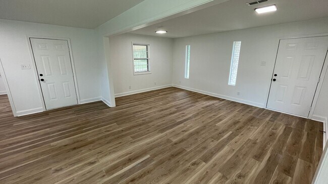 Building Photo - 3 Bedroom • 2 Bath • $1,450/mo