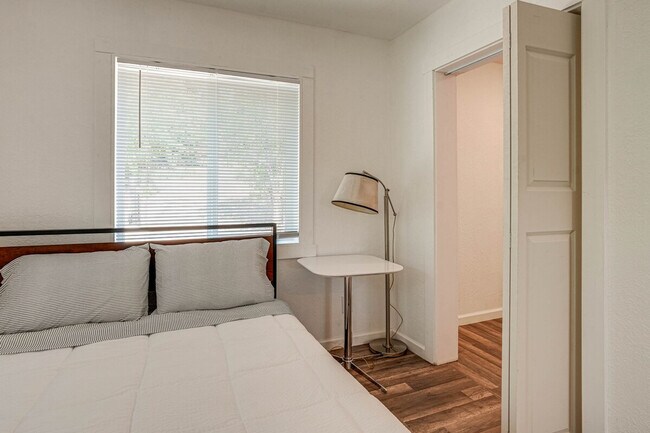 Building Photo - 1120 Sunrise Hill